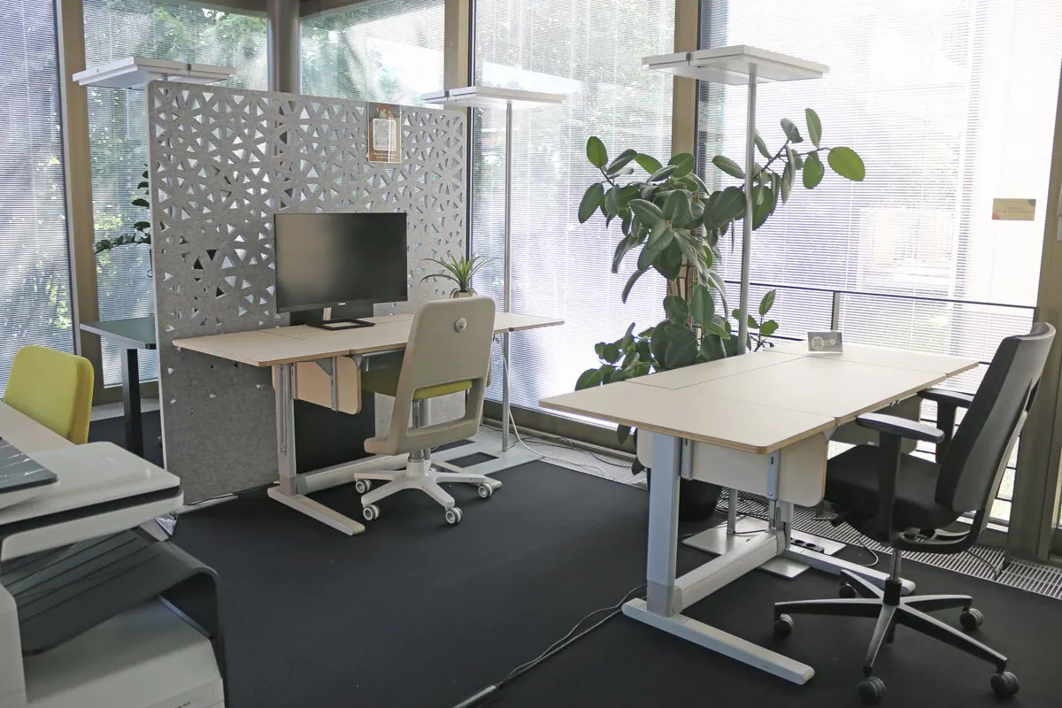 Flexible workstations in a bright, green atmosphere — Bild 2