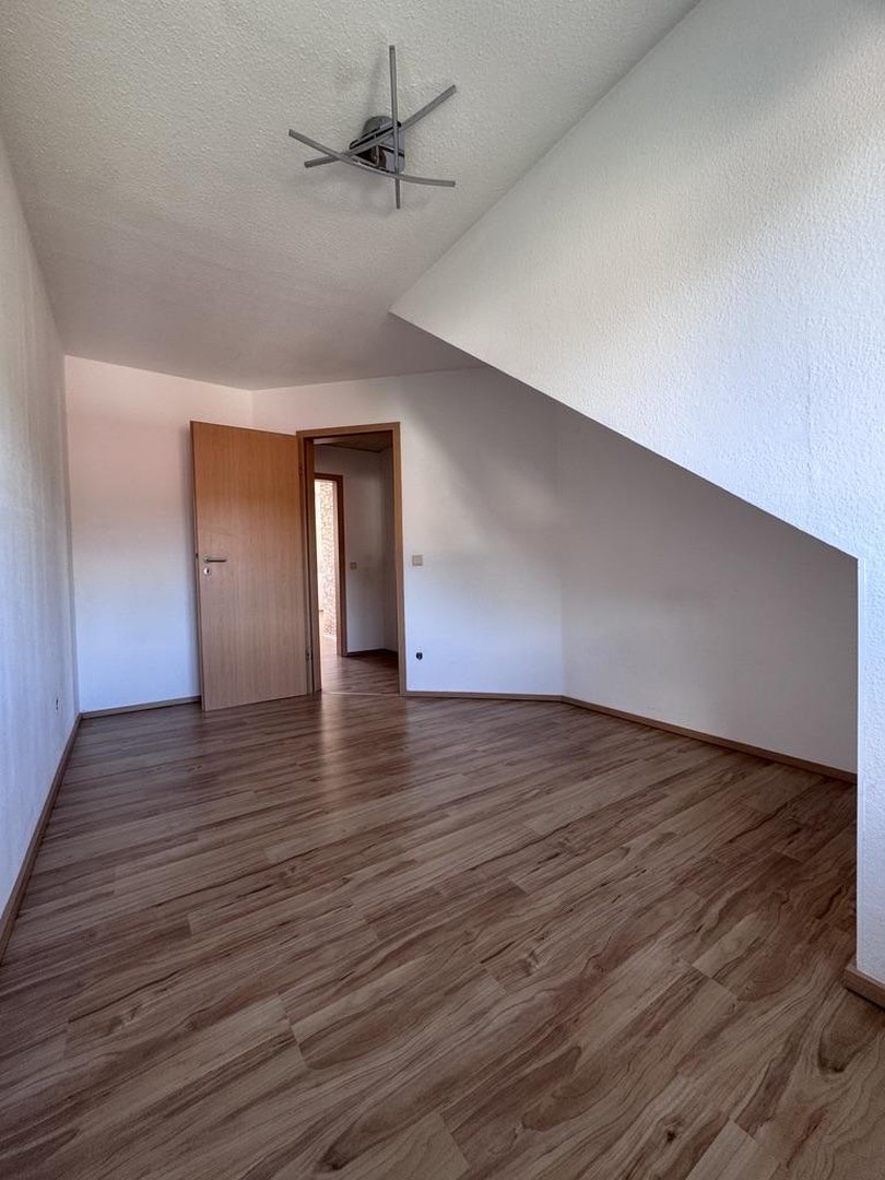 Attraktive 4-Zimmer-Dachgeschosswohnung mit Balkon & Tiefgarage — Bild 6
