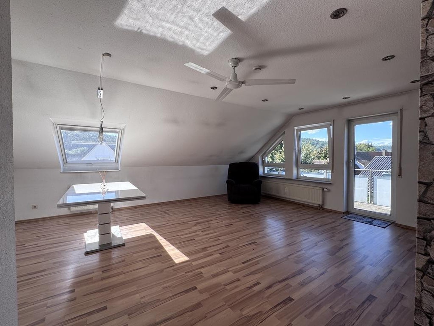 Attraktive 4-Zimmer-Dachgeschosswohnung mit Balkon & Tiefgarage — Bild 3