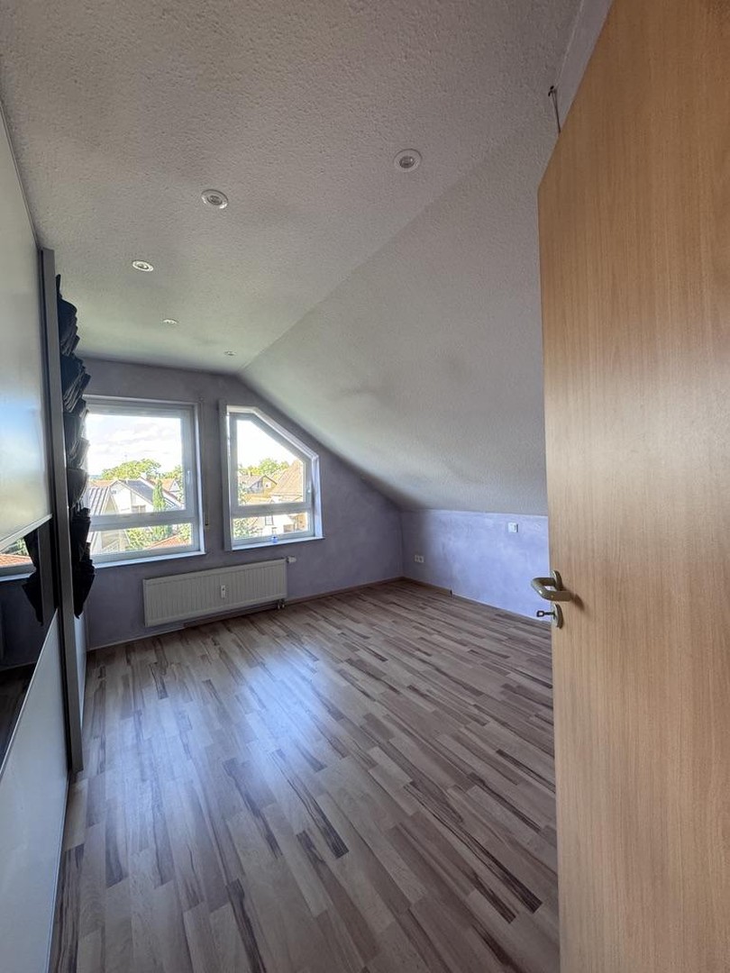 Attraktive 4-Zimmer-Dachgeschosswohnung mit Balkon & Tiefgarage — Bild 5