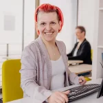 Mitarbeitende Bianca Zimmer lächelt in die Kamera